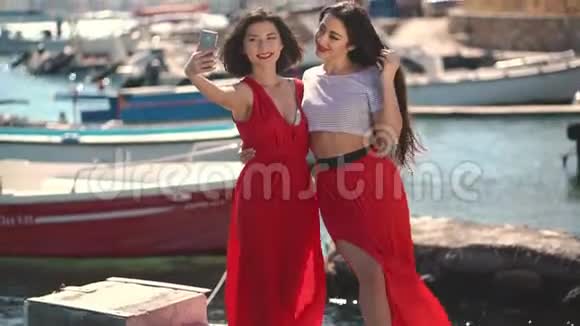 在海滩上的自拍照片亚洲妇女在豪华希腊度假旅行期间自拍女游客视频的预览图