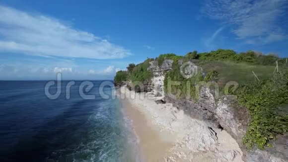 印度尼西亚巴厘岛海滩和海洋的鸟瞰图2视频的预览图