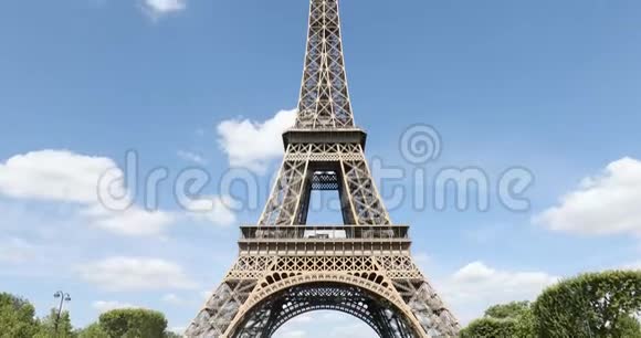 巴黎的埃菲尔铁塔阳光明媚绿树成荫法国的蓝天视频的预览图