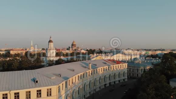 圣彼得堡涅瓦河日落时的空中摄影视频的预览图