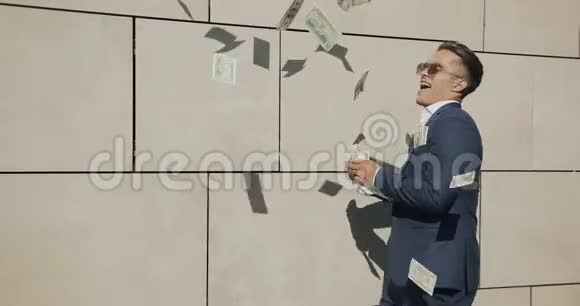 快乐的银行职员扔现金到处转悠视频的预览图