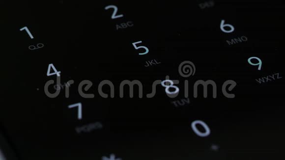 数字键盘屏幕上的特写手指拨号针或电话号码视频的预览图