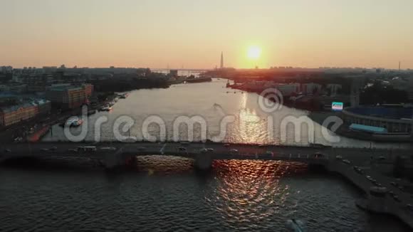 空中摄影跨越圣彼得堡大桥视频的预览图