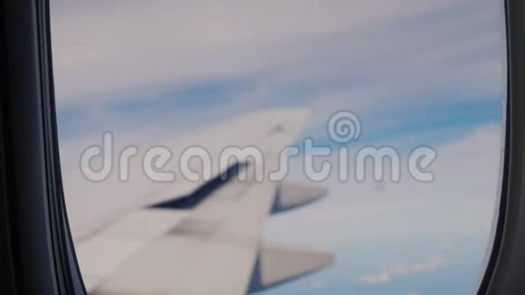一只小房子的女手的剪影在飞机窗的背景下概念乡愁视频的预览图