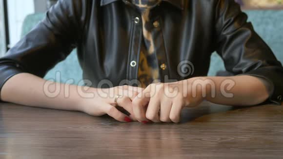 特写镜头坐在咖啡馆里的女人摘下结婚戒指视频的预览图