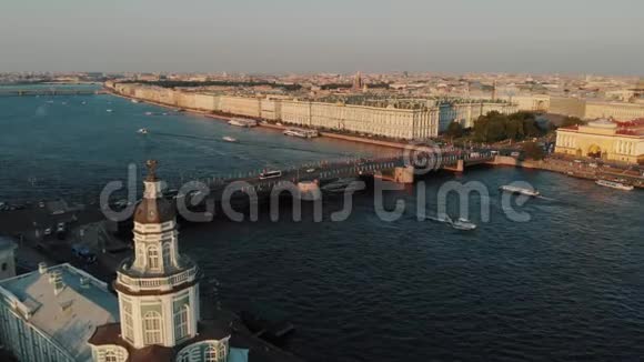 夏日的宫殿桥顶景视频的预览图