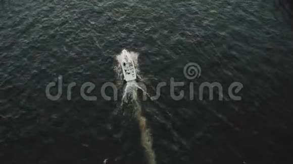 空中摄影船在桥下漂浮视频的预览图