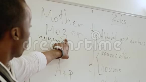 黑家教讲解白板上的文字及要点视频的预览图