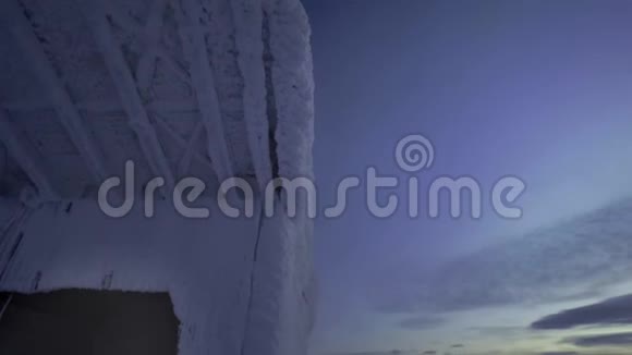 冬季景观垂直全景冰雪覆盖建筑北部白雪覆盖的冬山奇宾尼视频的预览图