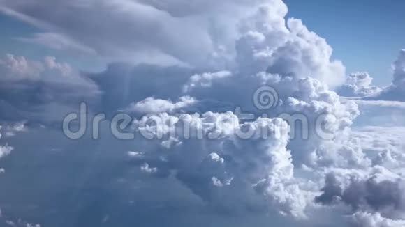 蔚蓝天空的全景视频与点燃的乌云视频的预览图