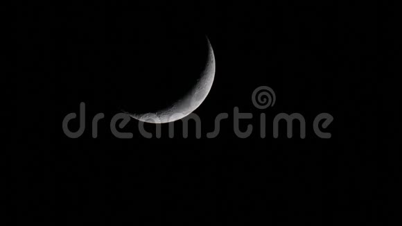 夜明月在天空中的运动视频的预览图