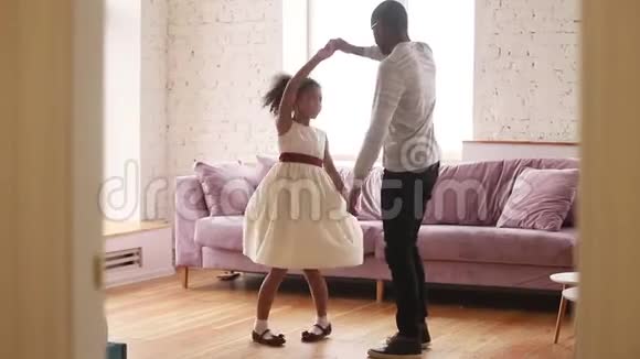 可爱的非裔美国爸爸和小女儿接吻视频的预览图