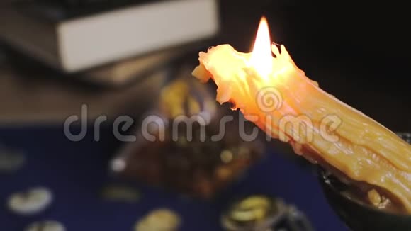 占星术和神秘主义一支歪歪扭扭的蜡烛燃烧把蜡滴在桌子上在这种背景下一位女算命先生视频的预览图