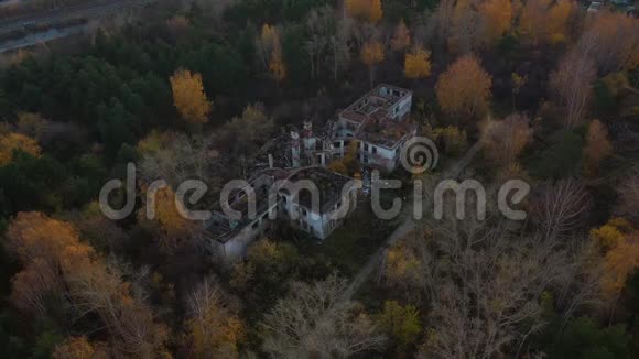 鸟瞰废弃的破城堡和公园日落时分的秋色镜头视频的预览图