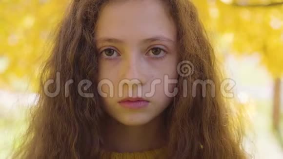 一个红头发的白人小女孩看着镜头微笑长卷发棕色眼睛的孩子视频的预览图