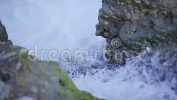 形成瀑布的强烈河流视频的预览图