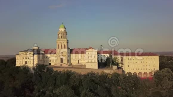 匈牙利的本笃会修道院视频的预览图