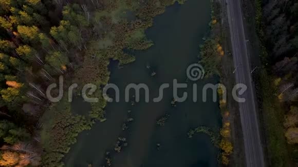 空中无人机射击越过岩石山和北海道埃格森德镇背景在黑暗多雨秋天的一天视频的预览图