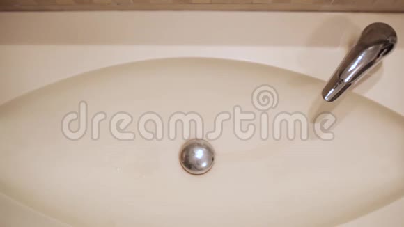 预防冠状病毒浴室用肥皂洗手的正确方法视频的预览图