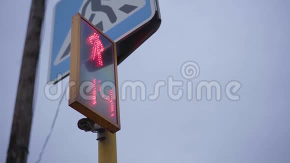 交通灯显示红灯和秒表视频的预览图