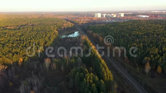 秋季在森林中乘火车穿越乡村的空中拍摄视频的预览图