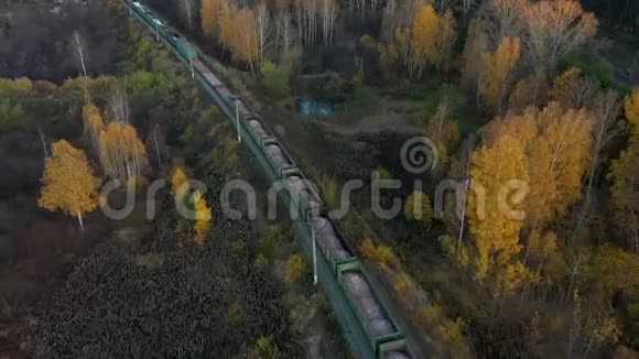 鸟瞰秋季在乡村场景下火车火车在日出时穿过乡村火车视频的预览图