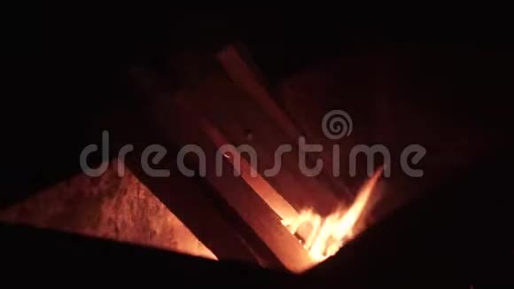 晚上在街上在烧烤炉里视频的预览图