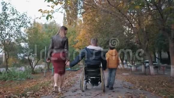 家庭关系坐轮椅的快乐残疾人与孩子和妻子一起生活视频的预览图