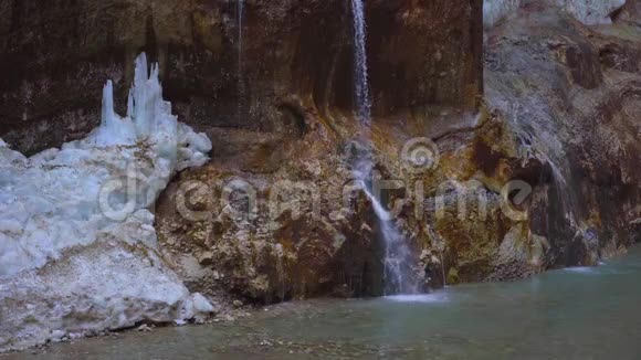 高山上的瀑布和冰冻的水视频的预览图