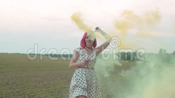 穿着彩烟穿过田野的漂亮女人视频的预览图