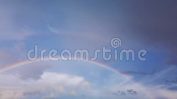 双彩虹在雨天的天空视频的预览图