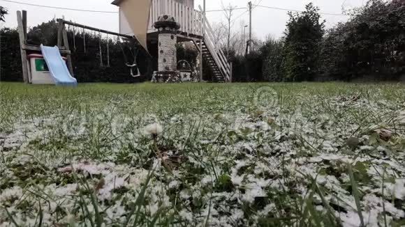 第一次雪在树屋上有灯笼和蜡烛视频的预览图