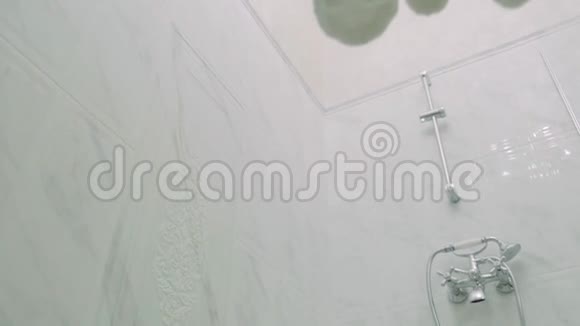 浅白色的淋浴视图银铬淋浴视频的预览图