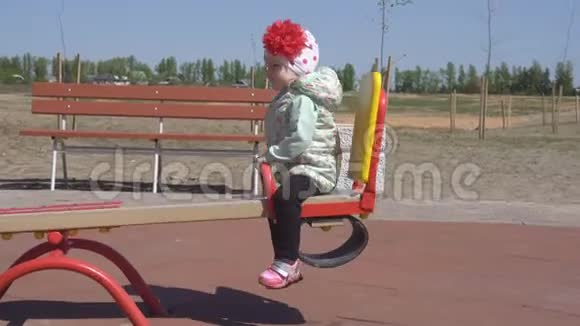 3岁的白种人小女孩和母亲在一个现代化的儿童游乐场玩耍平衡视频的预览图