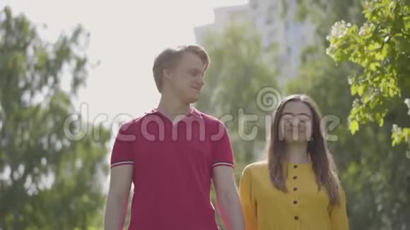 幸福的白种情侣在绿春公园散步年轻漂亮男女的约会浪漫消费视频的预览图