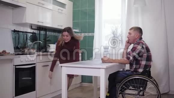 夫妻吵架坐轮椅的残疾男性互相咒骂互相尖叫想搞出一段感情视频的预览图