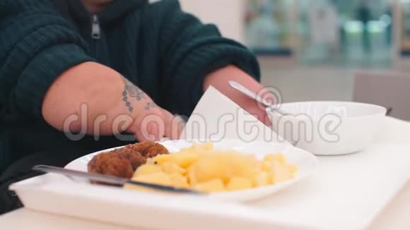 一个残疾人坐在餐馆的桌子旁准备吃东西视频的预览图