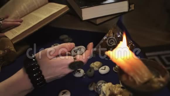 占星术和神秘主义一位女算命先生正在从Runeters的布局中猜测手拿戒指和手镯视频的预览图