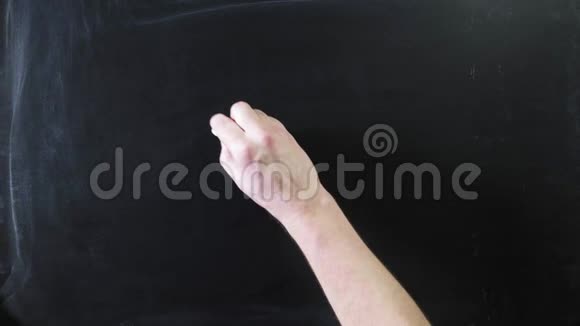黑色黑板上的问号男性用粉笔在黑板上书写视频的预览图