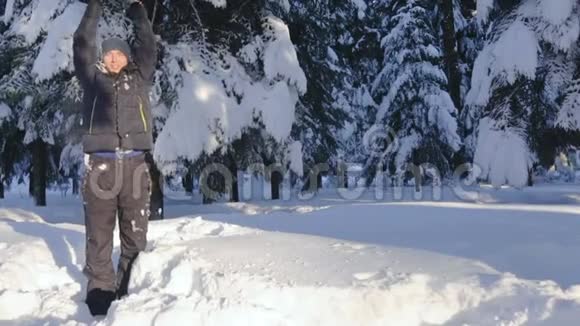 在森林里一个阳光明媚的冬日年轻人在雪地里欢笑视频的预览图