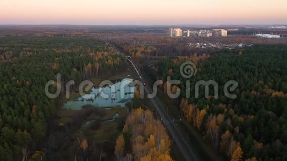 空中无人驾驶飞机飞越火车穿越莫哈韦沙漠旱地视频的预览图