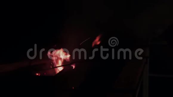 在火里在大街上在大街上用一根火棍正着一根木头视频的预览图