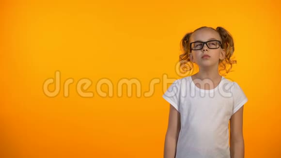 小天才女孩举起手指孤立在橙色背景下有想法视频的预览图