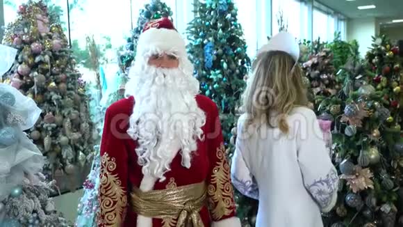 斯内古罗奇卡送给俄罗斯圣诞老人一份新年礼物他他圣诞节和新年视频的预览图