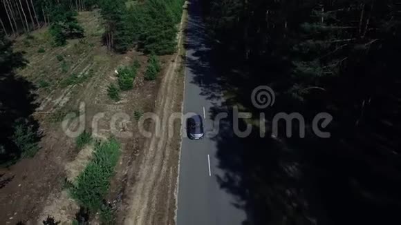 直升机慢镜头拍摄汽车Coprophot观景车在乡村行驶视频的预览图