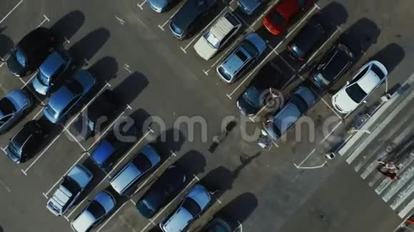 空中观景人在停车处行走机器人录像人移动手推车视频的预览图
