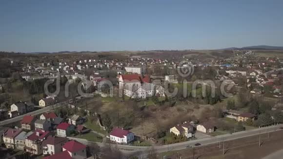 波兰比兹2019年4月4日波兰古城比赫的全景从一只鸟飞行中拍摄的空中照片视频的预览图