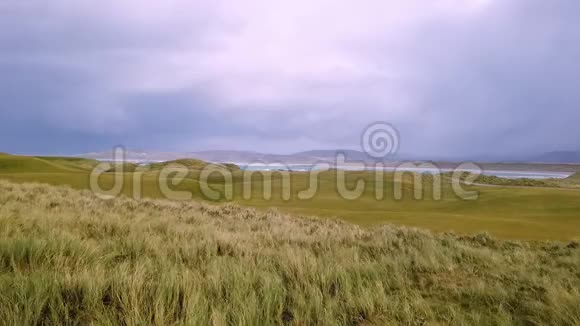 爱尔兰唐加尔郡暴风雨期间的波尔图和纳林高尔夫球场视频的预览图