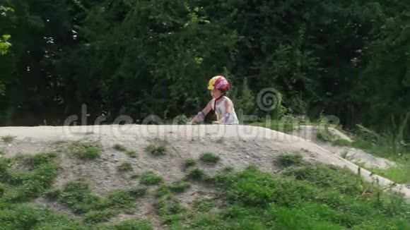 一个戴头盔的男孩骑自行车raceN视频的预览图