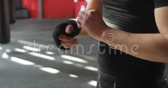 拳击手在拳击或健身房训练后展开手特写手视频的预览图